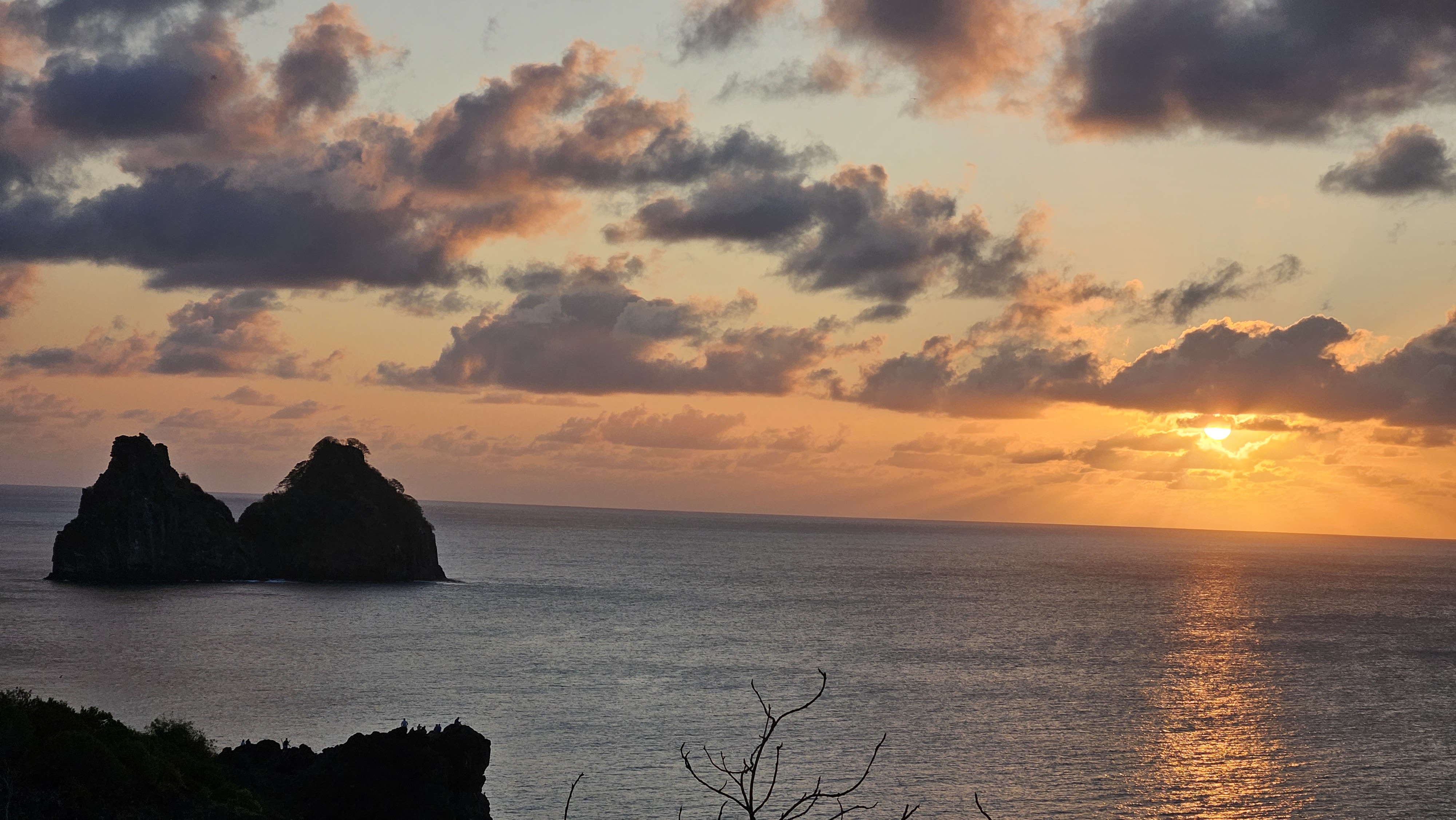 Vista do pôr do sol em Fernando de Noronha