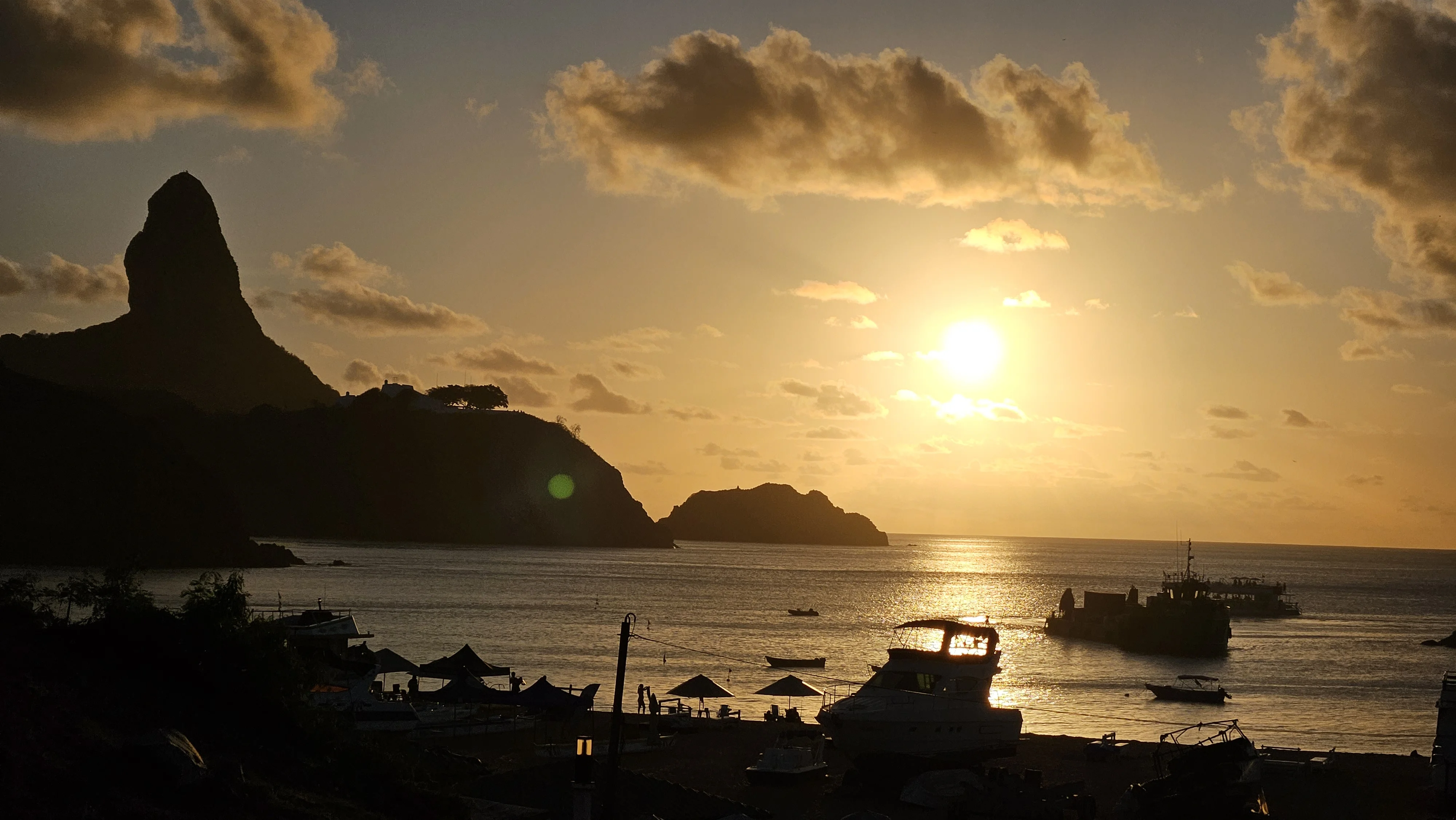 Entardecer dourado em Fernando de Noronha com vista para o Morro do Pico
